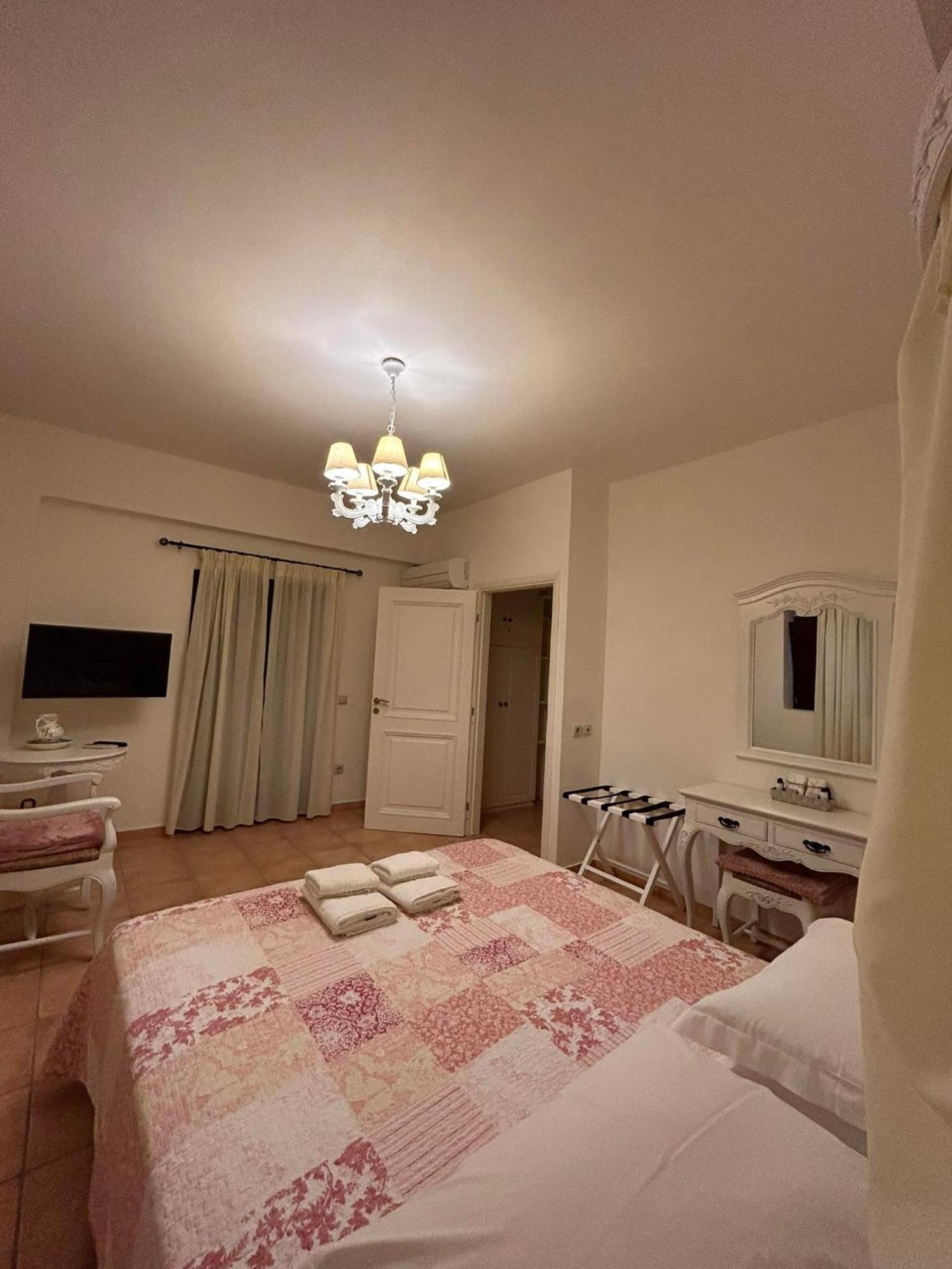 Focalion Castle Luxury Suites Pírgos Dhiroú 외부 사진